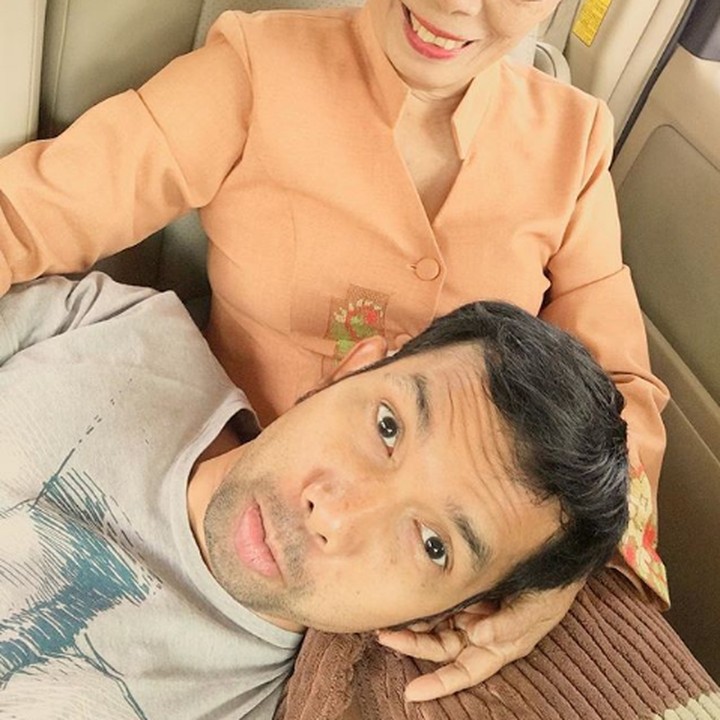 <p>Kata Indra, kebiasaan sejak kecil yang paling bikin nyaman adalah tidur di pangkuan ibu saat naik mobil. Sweet banget ya, Bun. (Foto: Instagram @indraherlambang)  </p>
