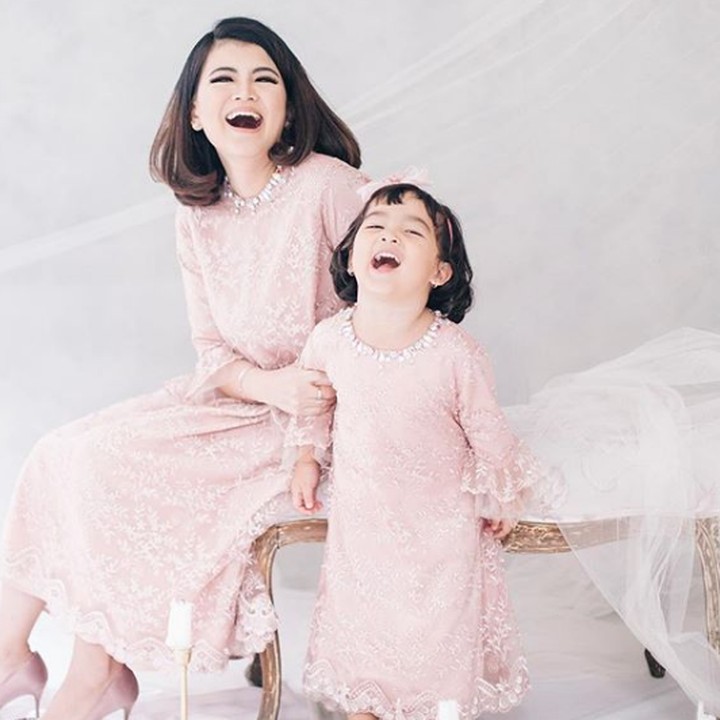 <p>Aih, si kecil Leya dan Leica sudah mahir banget bergaya. (Foto: Instagram @ taniaputri1707, dokumentasi by @babyaxioo)  </p>