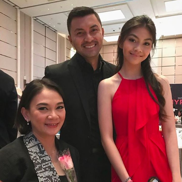 <p>Dari akun Instagramnya, diketahui bahwa gadis yang memiliki mata mirip <a href="https://hot.detik.com/celeb/994313/dian-nitami-siap-ditinggal-anjasmara" target="_blank">Bunda Dian Nitami i</a>ni adalah atlet ice skating. (Foto: Instagram @sasiasmara)</p>