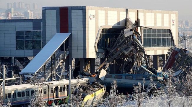 Kecelakaan kereta komuter di Denmark mengakibatkan enam orang tewas dan 16 terluka. Kereta itu menghantam peti kemas yang jatuh ke rel.