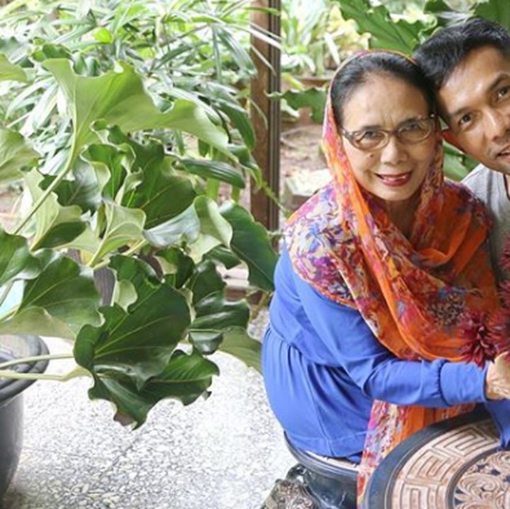 <p>"Bunga-bunga cantik ini dipetik dari taman sendiri. Hasil kepiawaian Ibu bercocok tanam," tulis Indra Herlambang dalam keterangan fotonya. Wah, ibunda Indra rupanya pandai menanam dan merawat bunga ya. (Foto: Instagram @indraherlambang)</p>