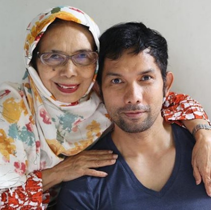 <p>Senyum Indra mirip dengan ibunya kan, Bun? (Foto: Instagram @indraherlambang)</p>