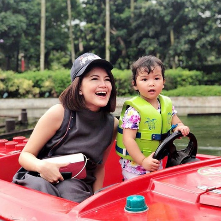 <p>Naik perahu bareng bunda tercinta. Seru! (Foto: Instagram @ taniaputri1707)  </p>
