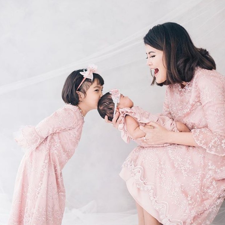 <p>Bunda masih ingat nggak dengan <a href="https://hot.detik.com/celebofthemonth/celeb/d-3888106/tania-putri-si-kutu-buku-kepompong-lulus-s2-dipuja-puji-netizen" target="_blank">Tania Putri</a>? Tania adalah pemain sinetrom 'Kepompong'. (Foto: Instagram @ taniaputri1707, dokumentasi by @babyaxioo)  </p>