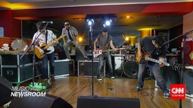 Music at Newsroom: TDS - 'I've Got Johnny In My Hand'