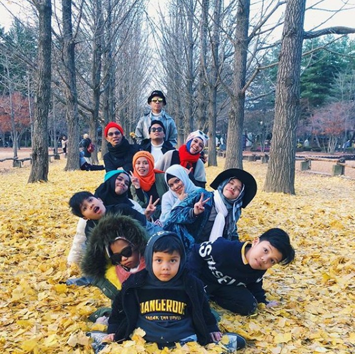 <p>erunya traveling bareng keluarga<a href="https://hot.detik.com/celeb/3955430/atta-halilintar-youtubers-berpenghasilan-ratusan-juta" target="_blank"> Gen Halilintar</a>. Tapi kok cuma ber-12 ya mereka. (Foto: Instagram @ genifaruk)</p>
