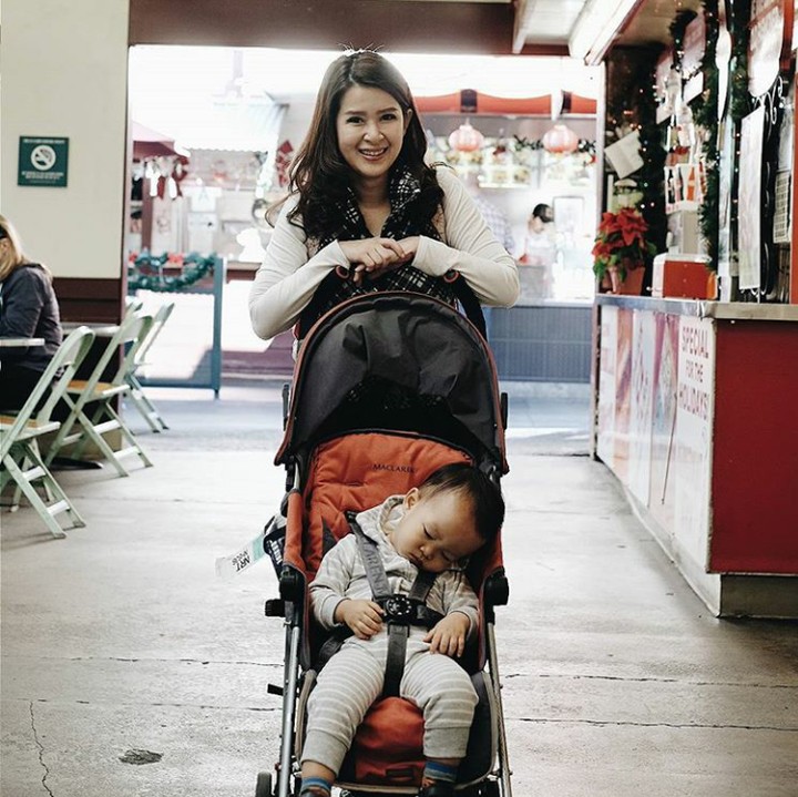 <p>Tampaknya Kenzo kelelahan ya, sampai tertidur di atas stroller-nya. (Foto: Instagram @gracenat)</p>