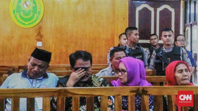 Bupati Labuhan Batu nonaktif, Pangonal Harahap menerima suap Rp42,28 miliar dan Sin$218 ribu dari pengusaha, Asiong terkait paket pekerjaan proyek.