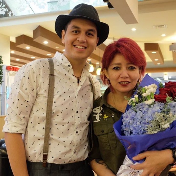 <p>Wah, Bunda Nancy dapat bunga dari <a href="https://health.detik.com/berita-detikhealth/d-4085643/sebelum-operasi-lasik-kevin-julio-dilarang-main-ponsel?_ga=" target="_blank">Kevin</a>, sweet banget ya. (Foto: Instagram @nancykeju)   </p>