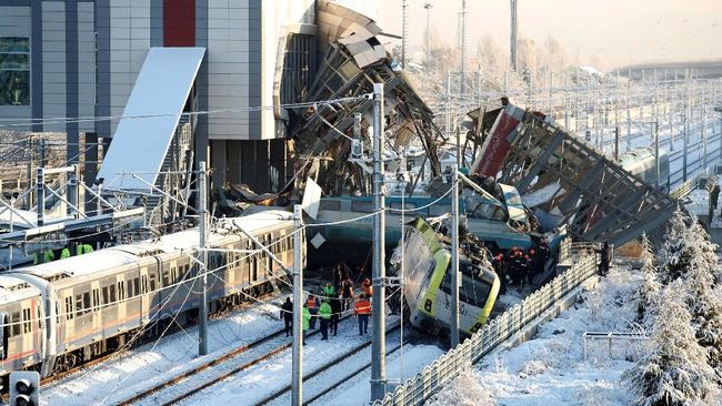 Kecelakaan Kereta di Ibu Kota Turki, 7 Orang Tewas Tabrakan dua kereta di stasiun kereta api Ankara, Turki, merenggut tujuh nyawa dan melukai 43 orang lainnya, Kamis (13/12).