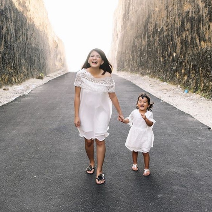<p>Senyum bahagia Bunda Tania dan Leya saat main bareng. (Foto: Instagram @ taniaputri1707)  </p>