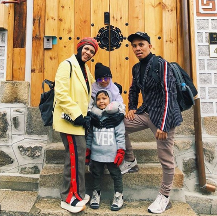 <p>Bunda dan Ayah Gen Halilintar, foto di depan gerbang apa ya ini? Gaya si kecil lucu abis ya. (Foto: Instagram @ genifaruk)</p>