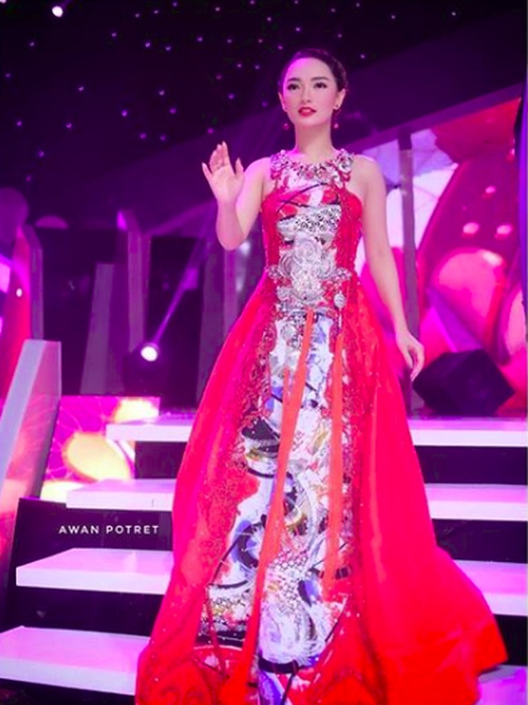 Mengintip tujuh gaun warna-warni Zaskia Gotik di atas panggung.