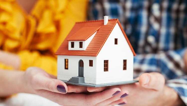 Memiliki rumah kini jadi satu impian bagi pasangan millennials. Berikut beberapa hal yang harus diperhatikan saat hendak membeli rumah.