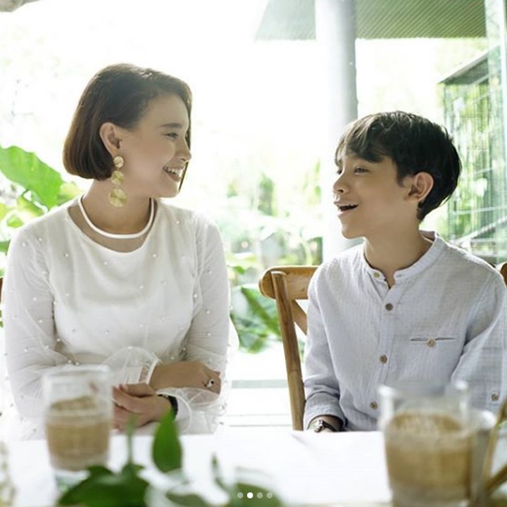 <p>Rizky merupakan anak semata wayang <a href="https://hot.detik.com/celeb/4266297/disebut-sudah-nikah-dengan-rossa-afgan-banjir-ucapan-selamat" target="_blank">Rossa</a>, buah hati pernikahan dengan mantan suaminya, Yoyo, yang tak lain drummer Padi Reborn. (Foto: Instagram @itsrossa910)</p>