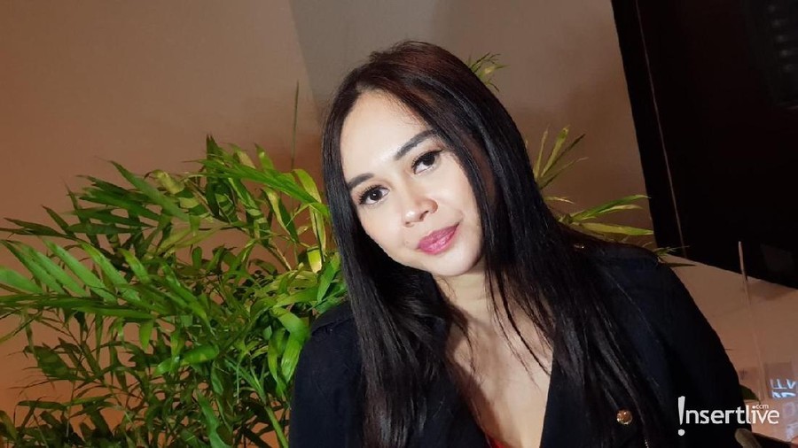 Saking tertutupnya, Aura Kasih ternyata tidak mengumumkan pernikahan ke tetangga sekitar rumahnya.