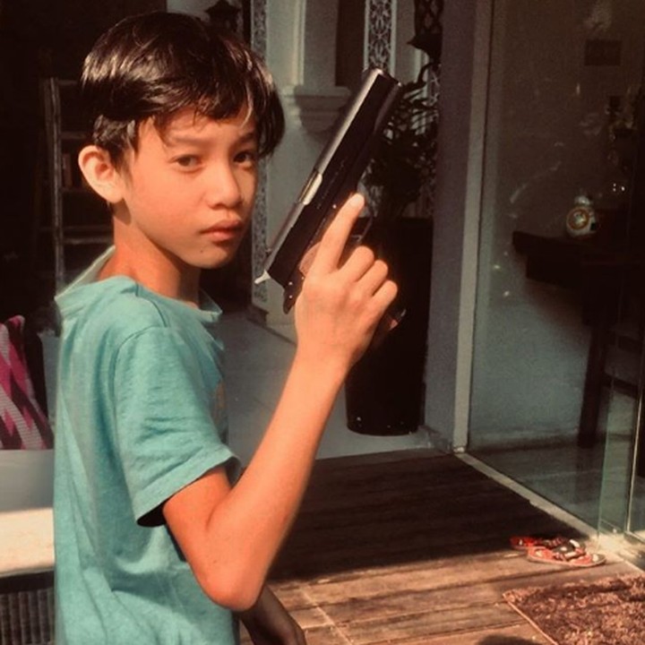 <p>Gaya Rizky bersama senjata mainannya, yang dibeli dari salah satu produsen airsoft gun dari Jepang, Tokyo Marui. (Foto: Instagram @itsrizkyofficial)</p>