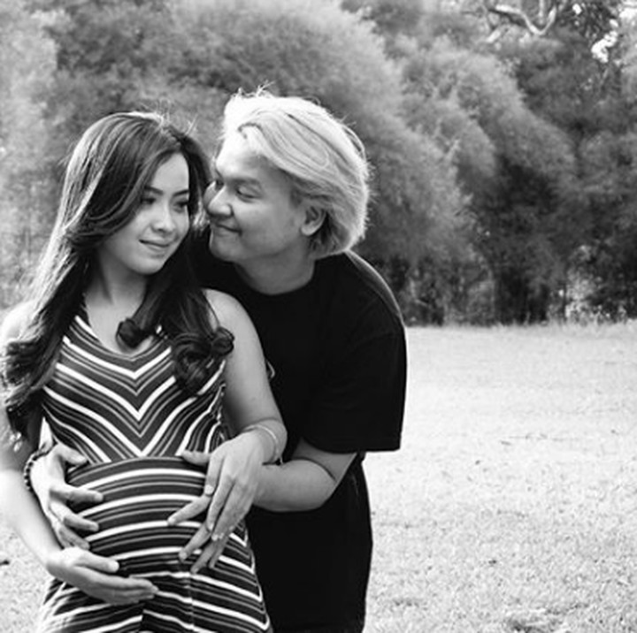 <p>Muhammad Ilham Fauzi atau dikenal <a href="https://hot.detik.com/music/d-4110214/vakum-empat-tahun-smsh-comeback-lagi-dengan-fenomena?_ga=2.174966754.1920230966.1544687913-1665698243.1536725039" target="_blank">Ilham SM*SH</a> resmi menjadi ayah nih, Bun. Baru-baru ini, dia mengumumkan kelahiran putri pertamanya, Quinnsha Shanum Fauzi. Sebelum menjadi orang tua, Ilham dan istrinya, Nadine terlihat romantis banget lho. (Foto: Instagram @ilhamfauzie)</p>
