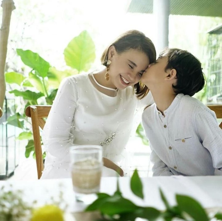 <p><em>Sweet</em> banget! Momen saat Rizky ulang tahun ke-12 pada Oktober lalu. Rossa pun mendoakan putranya menjadi manusia berguna bagi sesama. Bunda, jangan lewatkan ya penampilan Rossa di acara perayaan ulang tahun <a href="https://www.cnnindonesia.com/hiburan/20171208171640-227-261124/terbang-bersama-para-bintang-di-hut-transmedia" target="_blank">Sweet 17 Transmedia</a>, 14 - 16 Desember 2018, di Lapangan Transcity, BSD, Tangerang. Bunda dan keluarga juga bisa saksikan langsung penayangannya di <em>TransTV</em>, <em>Trans7</em>, dan <em>Live Streaming</em> di <em>HaiBunda.com</em> mulai pukul 18.30 WIB. (Foto: Instagram @itsrossa910)</p>