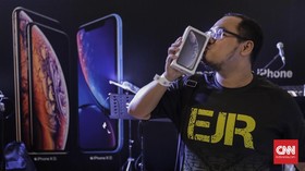 Kisah Fanboy Antre Sejak Pagi Demi Bawa Pulang iPhone XR