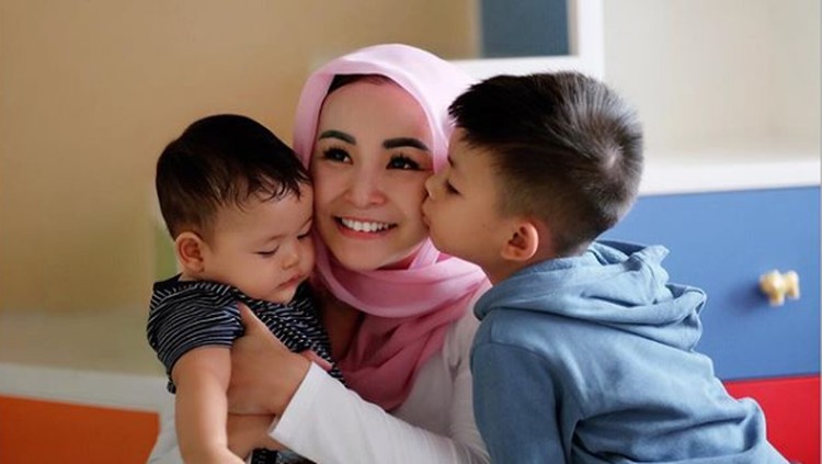 Soraya Larasati punya keinginan soal pendidikan anaknya, salah satunya memilih sekolah yang tepat.