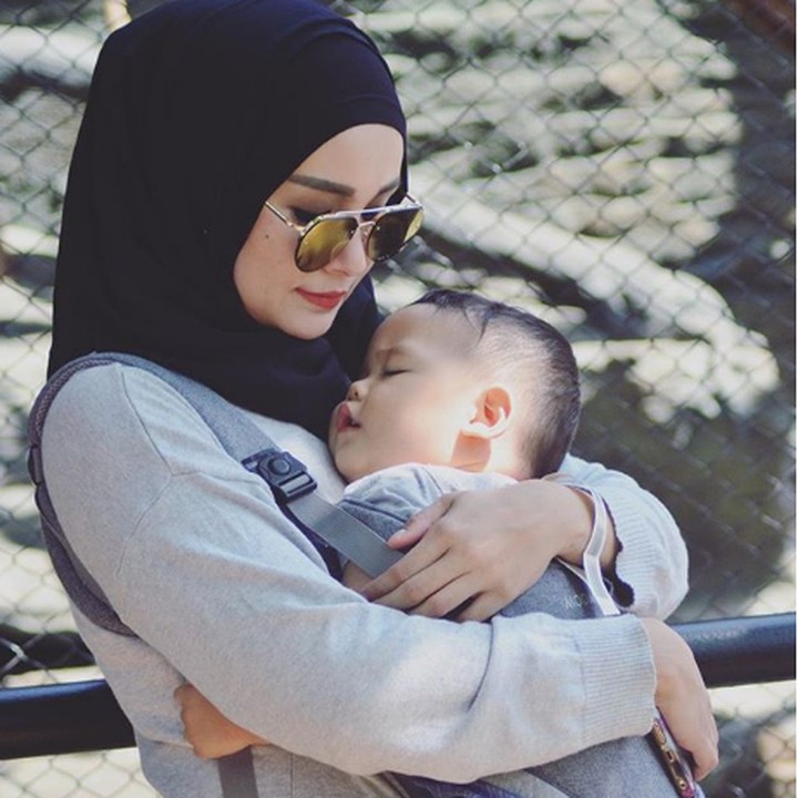 <p><em>Sweet</em> banget ya, Bun, melihat Soraya yang mendekap erat Dzaka dalam gendongannya. (Foto: Instagram @ sorayalarasat1)  </p>