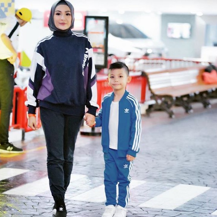 <p>Bunda Soraya dan Kakak Daffa kompak banget pakai baju olahraga, mau ke mana ya? (Foto: Instagram @ sorayalarasat1)</p>
