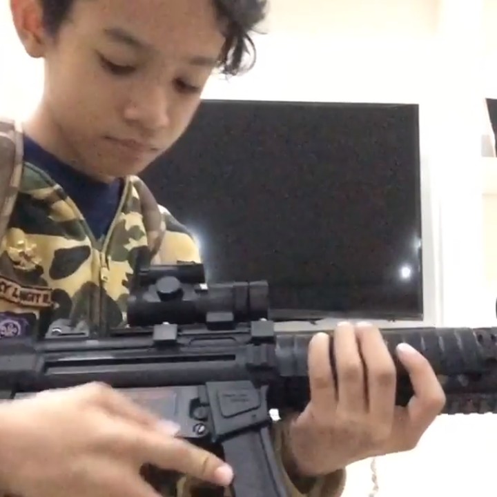 <p>Nah, kalau yang ini namanya MP5. Aslinya, senjata ini pabrikan Jerman. Hati-hati ya Rizky mainnya. (Foto: Instagram @itsrizkyofficial)</p>