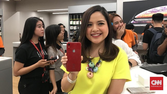 Selebriti Tasya Kamila ikut mengantri untuk menjadi salah satu orang pertama yang memegang iPhone teranyar Apple di Indonesia.