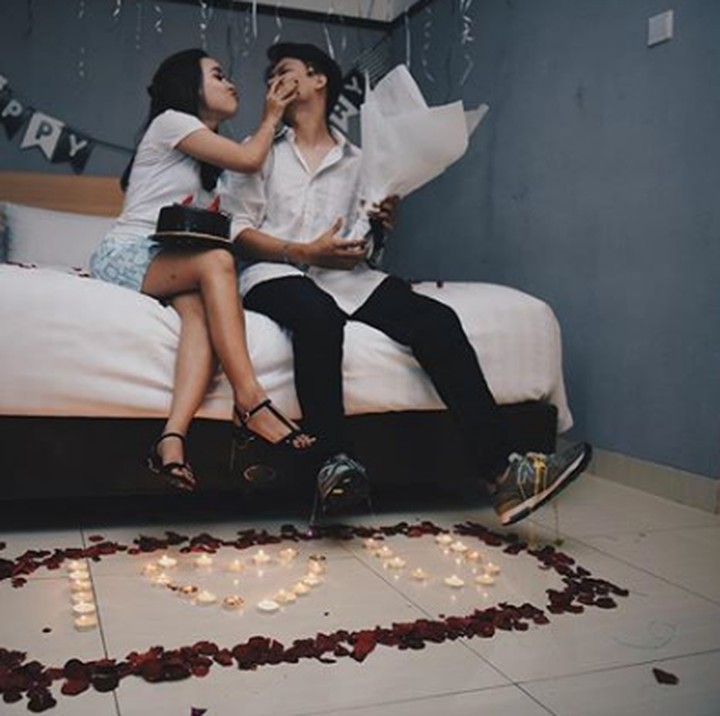 <p>Seperti masih pacaran aja ya, Bun? Muka Ilham kir-kira sedang diapain ya sama istrinya? He-he-he. (Foto: Instagram @nadinesyahria)</p>