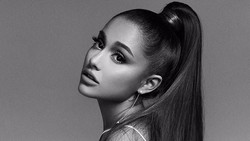 Makna dari Pohon Natal Unik Milik Ariana Grande