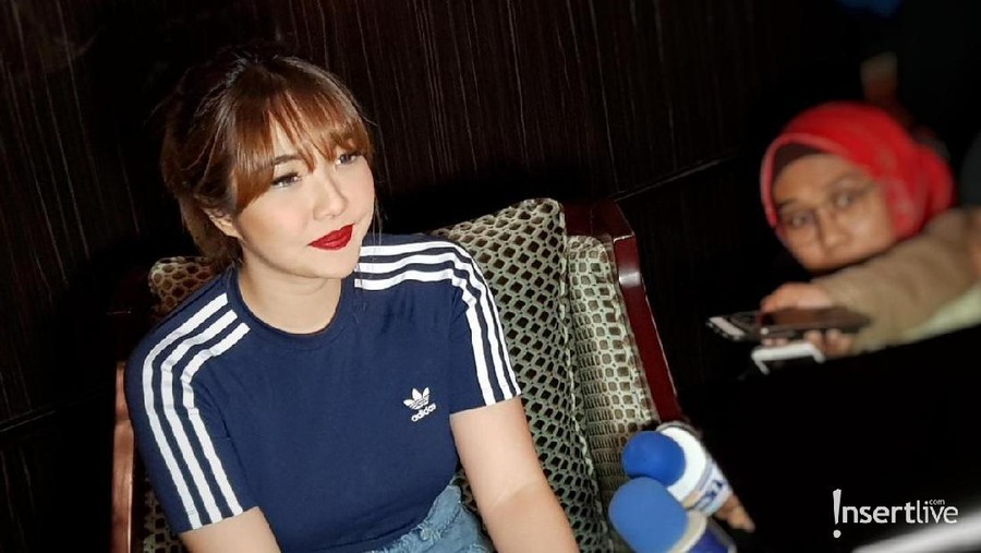 Tyas Mirasih dan Gisel Anastasia berstatus sebagai sakti atas kasus carding atau pembobolan kartu kredit oleh salah satu pemili agen travel.