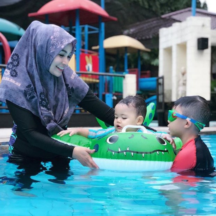 <p>Wah serunya Dzaka berenang, ditemani Bunda dan Kakak Daffa. (Foto: Instagram @ sorayalarasat1)</p>