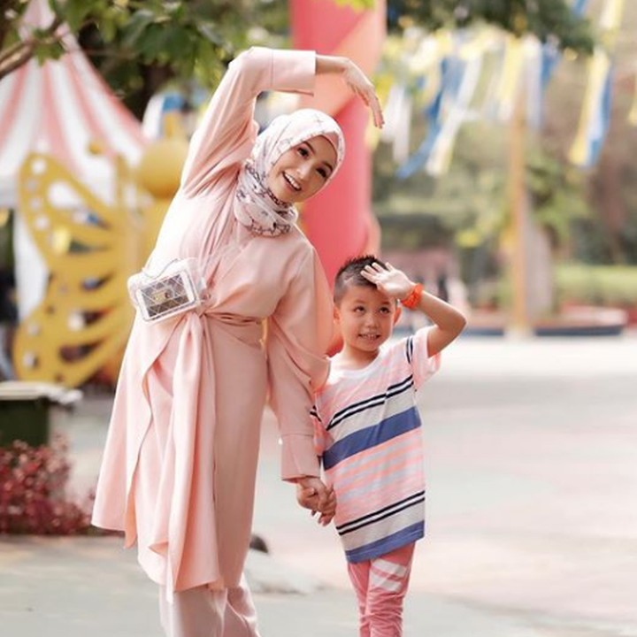 <p>Lagi jalan-jalan ke mana ya mereka. Bunda Soraya seru banget gaya fotonya. Beda sama si Kakak yang pasang pose ala sakit kepala. He-he-he.(Foto: Instagram @ sorayalarasat1)</p>