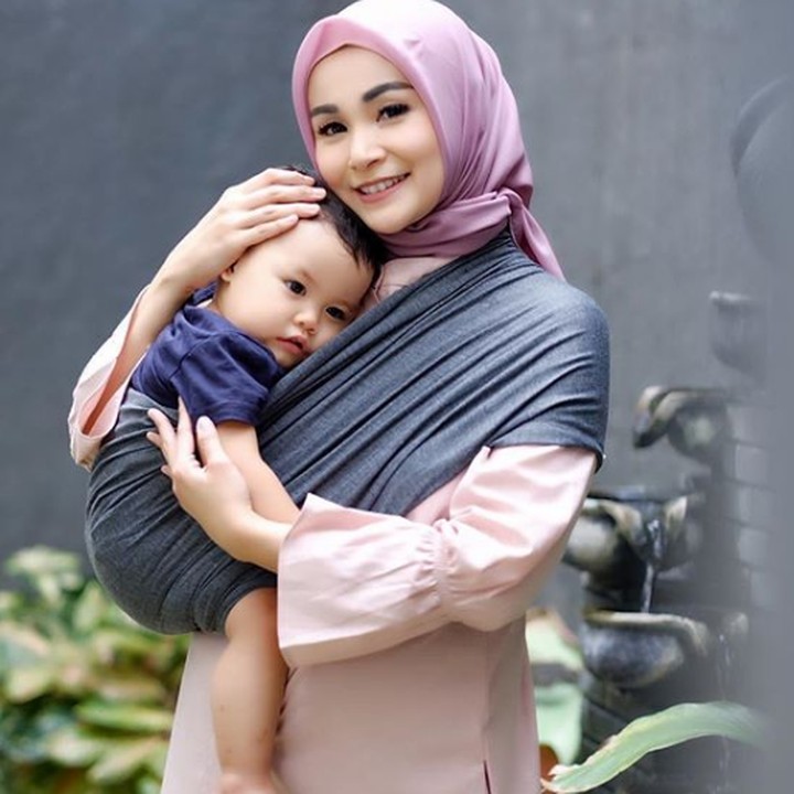 <p>Lucunya anak kedua <a href="https://hot.detik.com/celeb/d-3184163/gaya-soraya-larasati-berhijab-merah" target="_blank">Soraya Larasati</a>. Dzaka seperti sudah satu tahu kalau lagi difoto nih. (Foto: Instagram @ sorayalarasat1)</p>