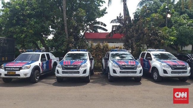 Kendaraan-kendaraan baru diparkir di Lapangan Mapolsek Ciracas, Jakarta Timur, masih dibungkus plastik dan belum dilengkapi pelat nomor.