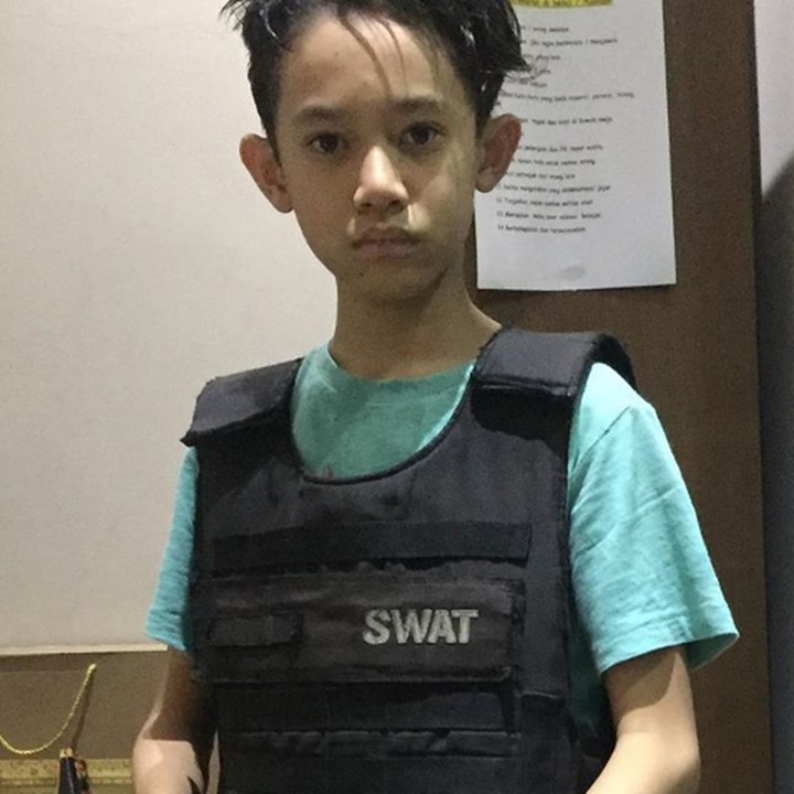 <p>Rizky siap-siap perang nih, bawa senjata laras panjang plus lengkap pakai rompi antipeluru. Ia tergabung dalam <a href="https://inet.detik.com/games-news/d-4328810/pubg-mobile-tembus-200-juta-download/komentar" target="_blank">PlayerUnknown's Battlegrounds (PUBG)</a>. (Foto: Instagram @itsrizkyofficial)</p>