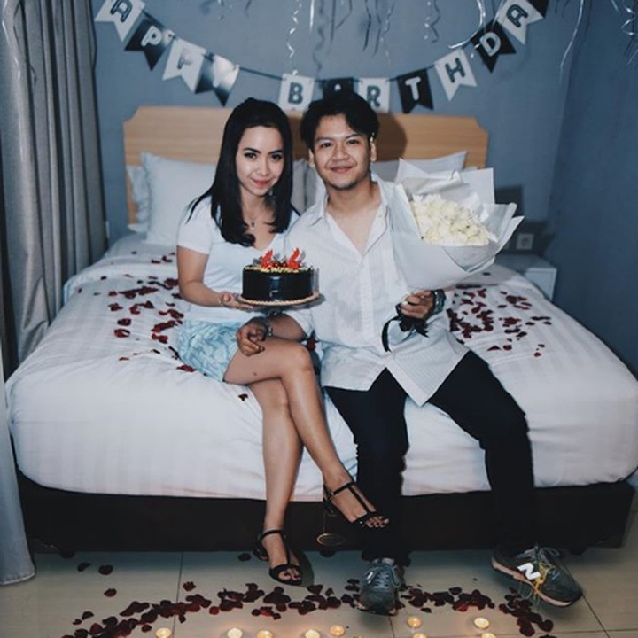 <p><em>Throwback</em> ketika ulang tahun Ilham. Kejutannya berhasil nih. (Foto: Instagram @ilhamfauzie)</p>