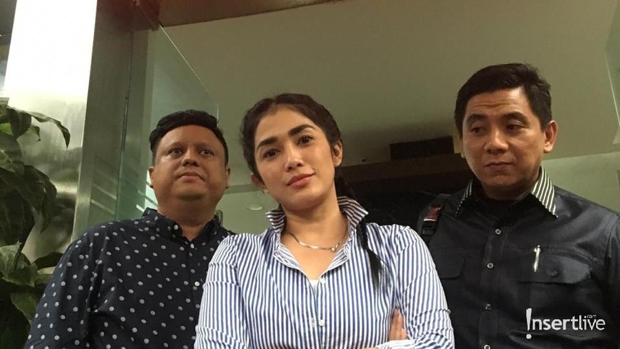 Ussy Sulistiawaty akhirnya bertatap muka dengan haters di kantor polisi pada Kamis (13/12).