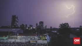 Waspada, Potensi Hujan Petir Guyur Jabodetabek Siang hingga Malam Hari