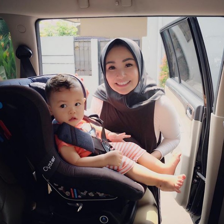 <p>Sebelum mengajak si kecil pergi, <a href="https://hot.detik.com/celeb/3490548/hamil-besar-soraya-larasati-belanja-perlengkapan-bayi" target="_blank">Soraya Larasati </a>memastikan kalau anaknya sudah aman duduk di atas car seat. (Foto: Instagram @ sorayalarasat1)</p>