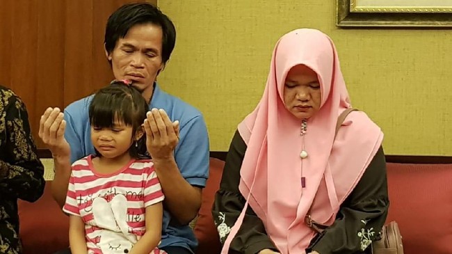 Usman Yunus, seorang anak buah kapal asal Sulawesi Barat, akhirnya bertemu kembali dengan keluarganya setelah disandera Abu Sayyaf di Filipina selama dua bulan.