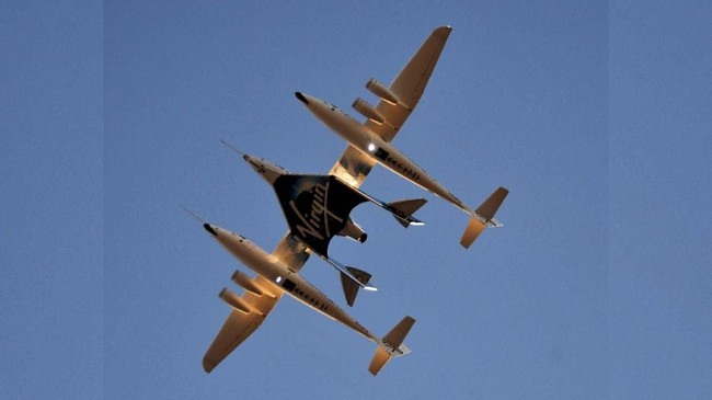 Pesawat luar angkasa SpaceShipTwo milik Virgin Galactic akhirnya berhasil mencapai luar angkasa untuk pertama kalinya.