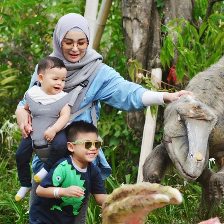 <p>Liburan bareng keluarga memang seru banget deh. Soraya mengajak anaknya liburan sekalian untuk mengenalkan mereka ke nama-nama binatang (Foto: Instagram @ sorayalarasat1)</p>