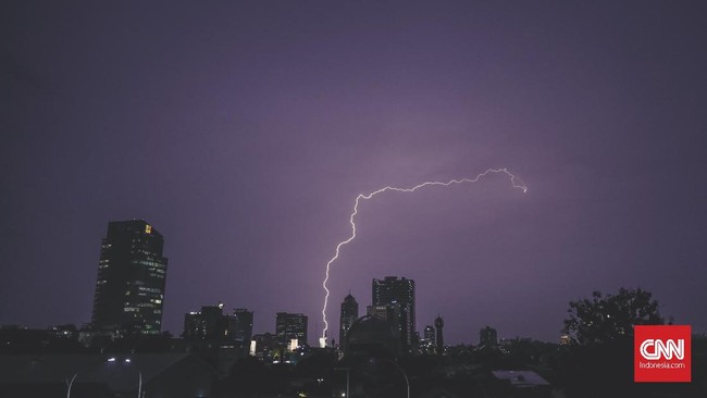 BMKG meminta masyarakat mewaspadai potensi hujan petir disertai angin kencang di Jakarta Selatan dan Jakarta Timur pada sore hingga menjelang malam hari.