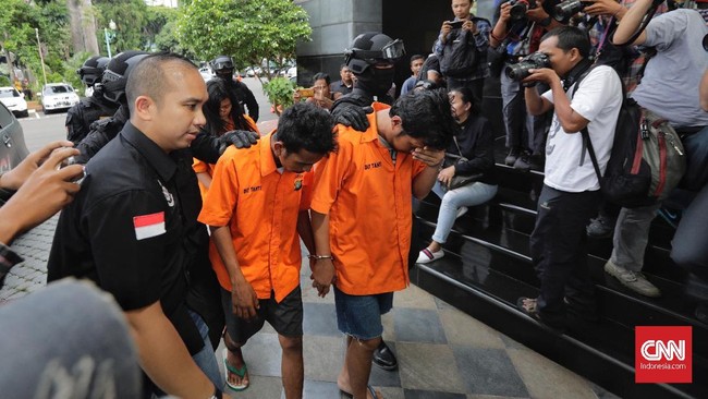 Polisi meringkus 5 orang tersangka pengeroyokan 2 anggota TNI di Cibubur beberapa hari lalu, dimana salah satunya diketahui dipengaruhi alkohol saat kejadian.
