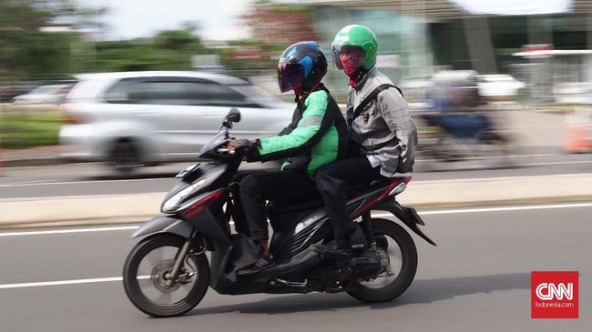 Pembatasan transportasi massal membuat mobilitas harus dilakukan dengan transportasi daring. Berikut cara aman menggunakan transportasi daring di tengah corona.