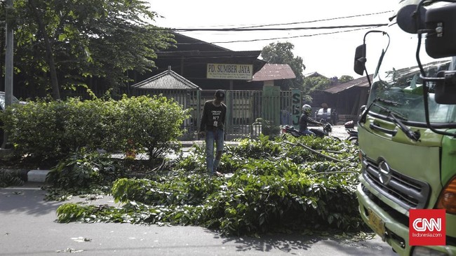 Banjir di Jakarta Selatan meluas imbas hujan deras yang mengguyur sebagian besar wilayah DKI Jakarta pada Sabtu (5/11) siang.