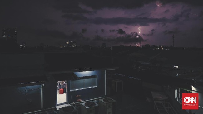 Berada di dalam rumah ketika hujan petir tak sepenuhnya aman, berikut beberapa hal yang harus dihindari di dalam rumah ketika hujan petir berlangsung.