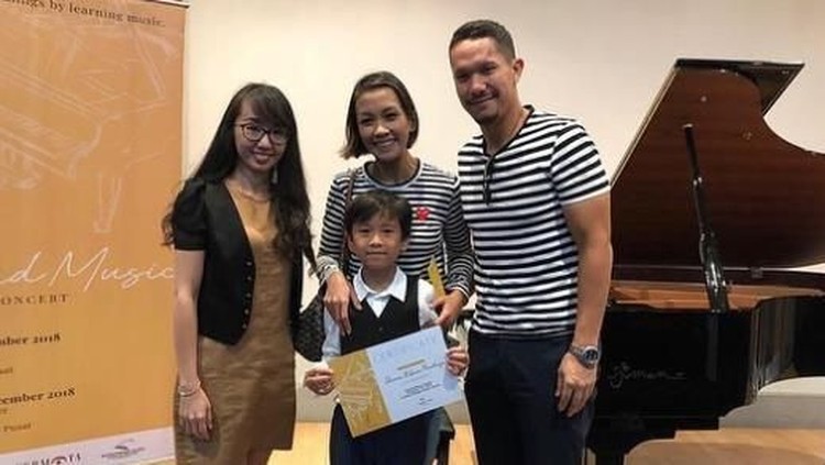 Meski dalam proses perceraian, Melanie Putria dan Angga tetap menyaksikan bersama konser piano putra mereka, Sheemar. Lihat yuk, kekompakan mereka.
